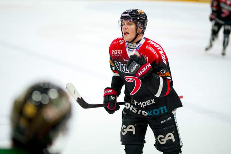 xxkeikkaxx - 20241211, Jyväskylä Liiga JYP vs Ilves. JYP 1-1-maali. Kuvassa JYP Patrik Siikanen. Vesa Pöppönen / AOP