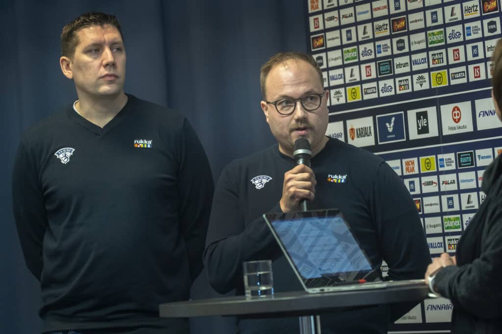 Anssi Laine ja Petri Karjalainen kuvattuna vuonna 2020 Suomen jääkiekkoliiton tilaisuudessa.