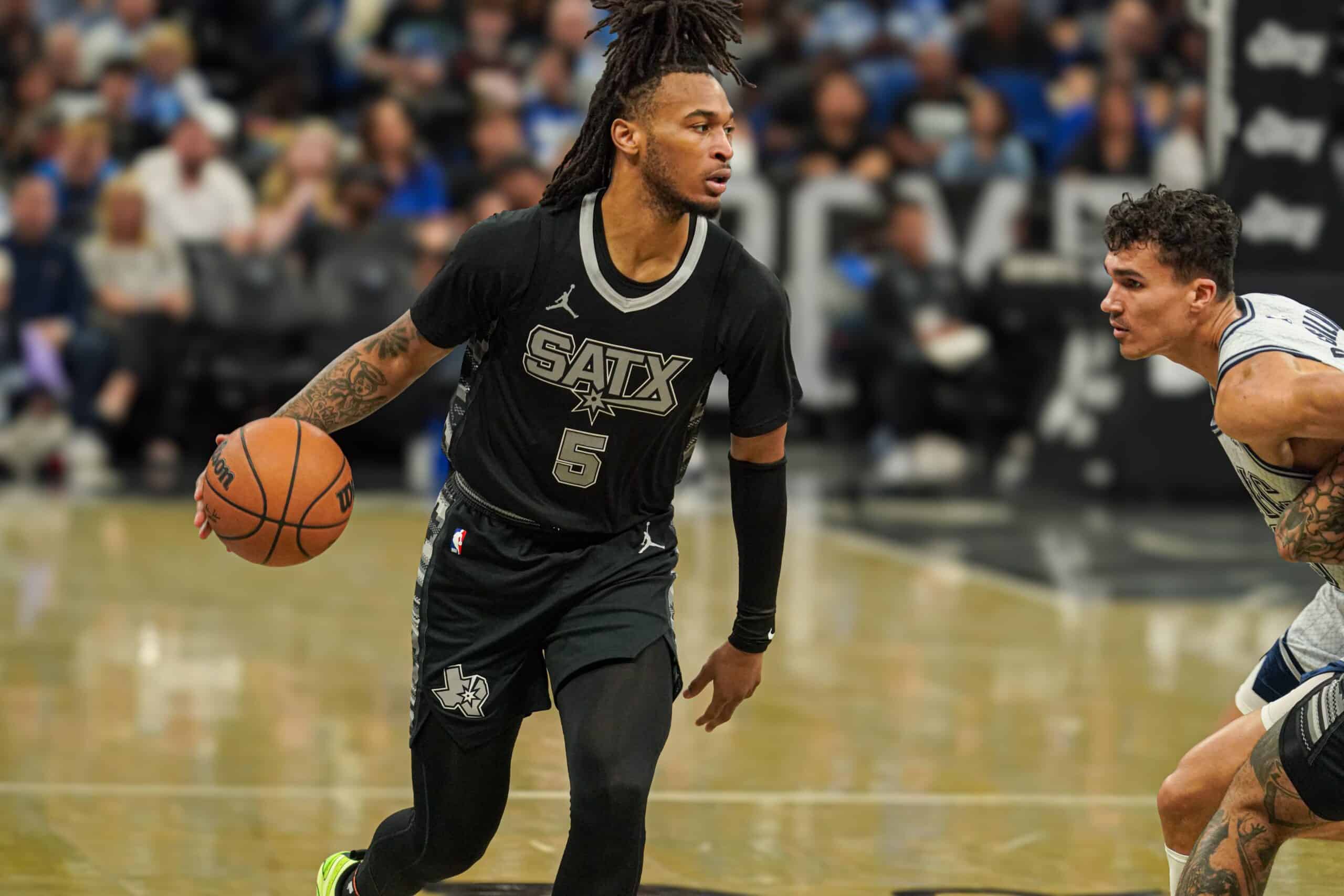 2SERKTH Orlando, Florida, USA, February 8, 2025, San Antonio Spurs forward Stephon Castle #5 runs forward at the Kia Center. (Photo Credit: Marty Jean-Louis/Alamy Live News