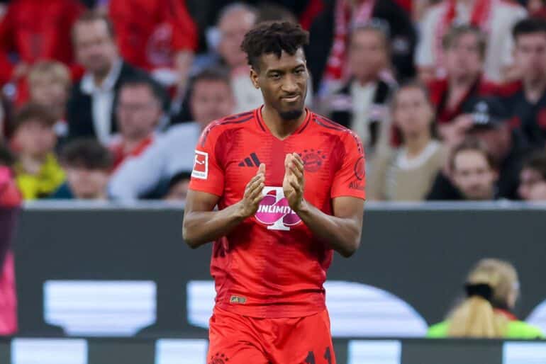 Kingsley Coman pelaamassa huhtikuussa 2025 Bayern Mücnhenin paidassa.