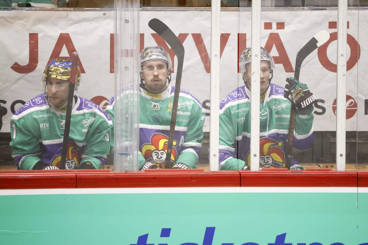 Kolme Jokerien pelaajaa jäähyaitiossa. Keskellä Valtteri Filppula.