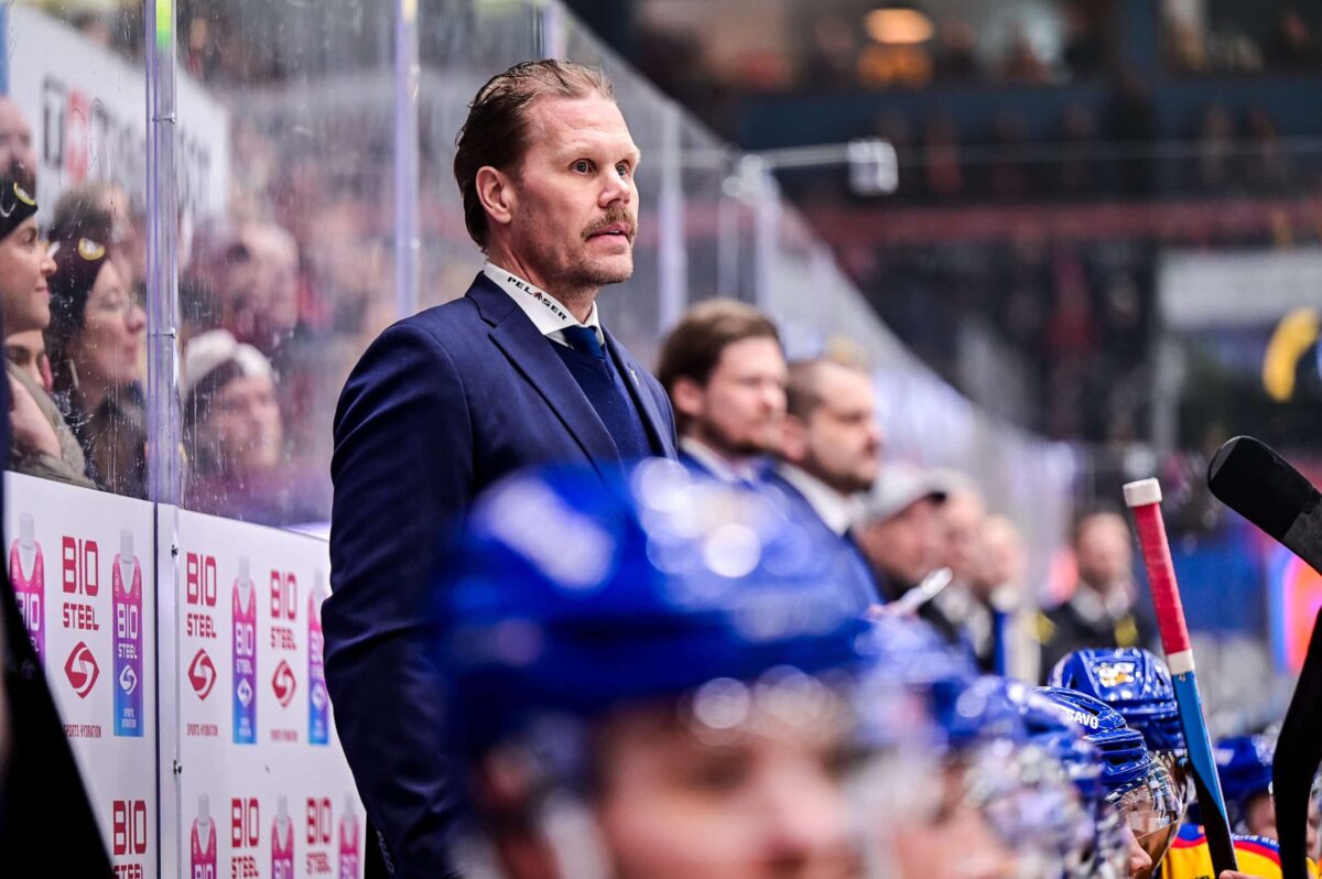 Jokinen Olli valmentamassa Jukurien penkin takana. Kuvattu keväällä 2024.