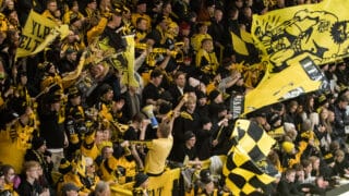 SaiPan kannattajat kuvattuna Kisapuistossa kolmannen Lukko-voiton jälkeen. Pudotuspelit 2025.