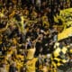 SaiPan kannattajat kuvattuna Kisapuistossa kolmannen Lukko-voiton jälkeen. Pudotuspelit 2025.