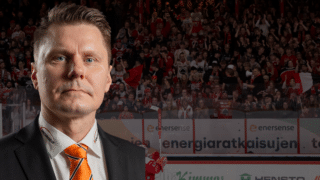 Jarno Kultasen kuva KooKoon sivuilta. Taustalla Isomäen jäähallin seisomakatsomo (AOP).