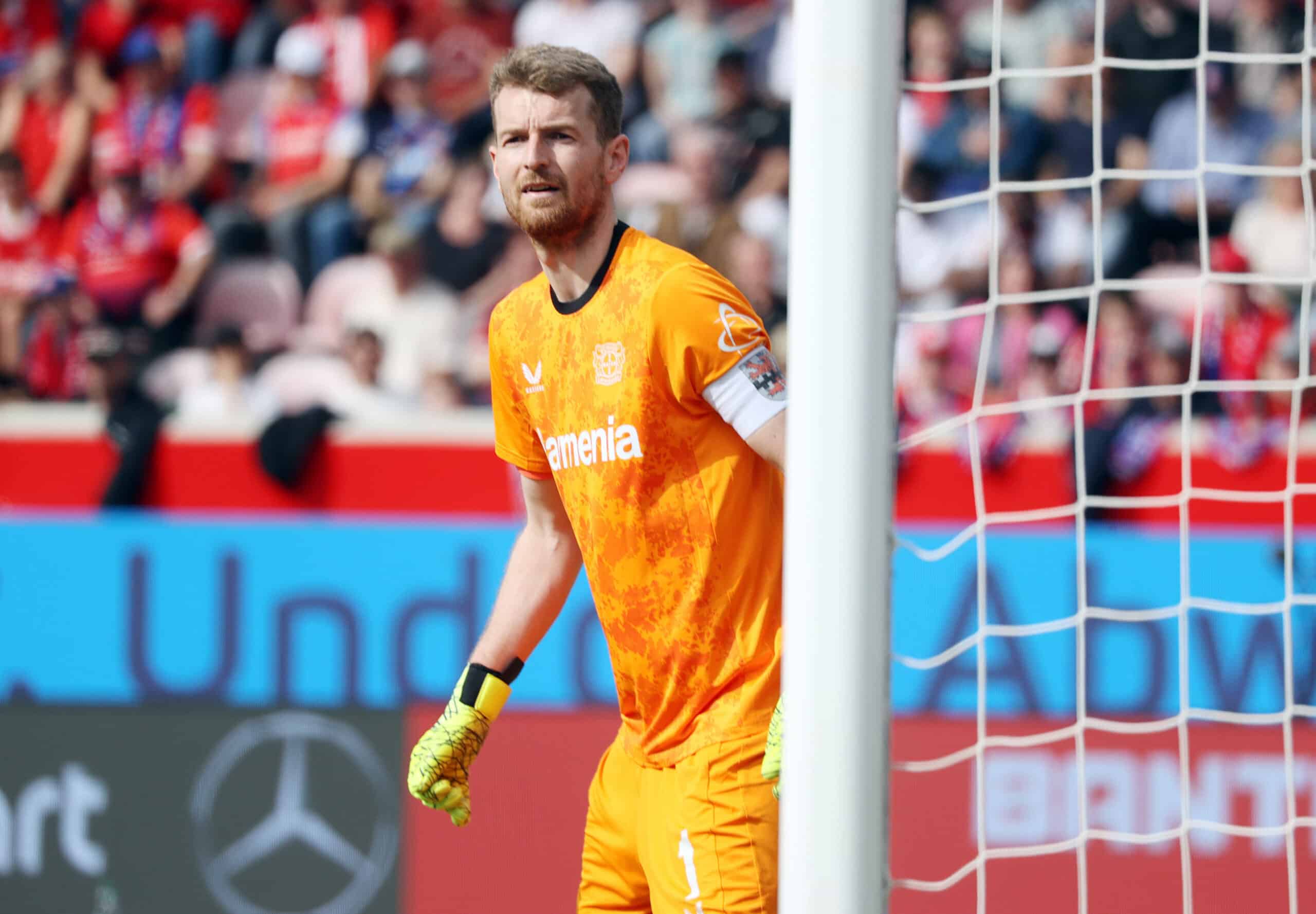 Lukas Hradecky torjuntatöissä Leverkusenin maalilla. Kuva otettu huhtikuussa 2025 Heidenheimissa.