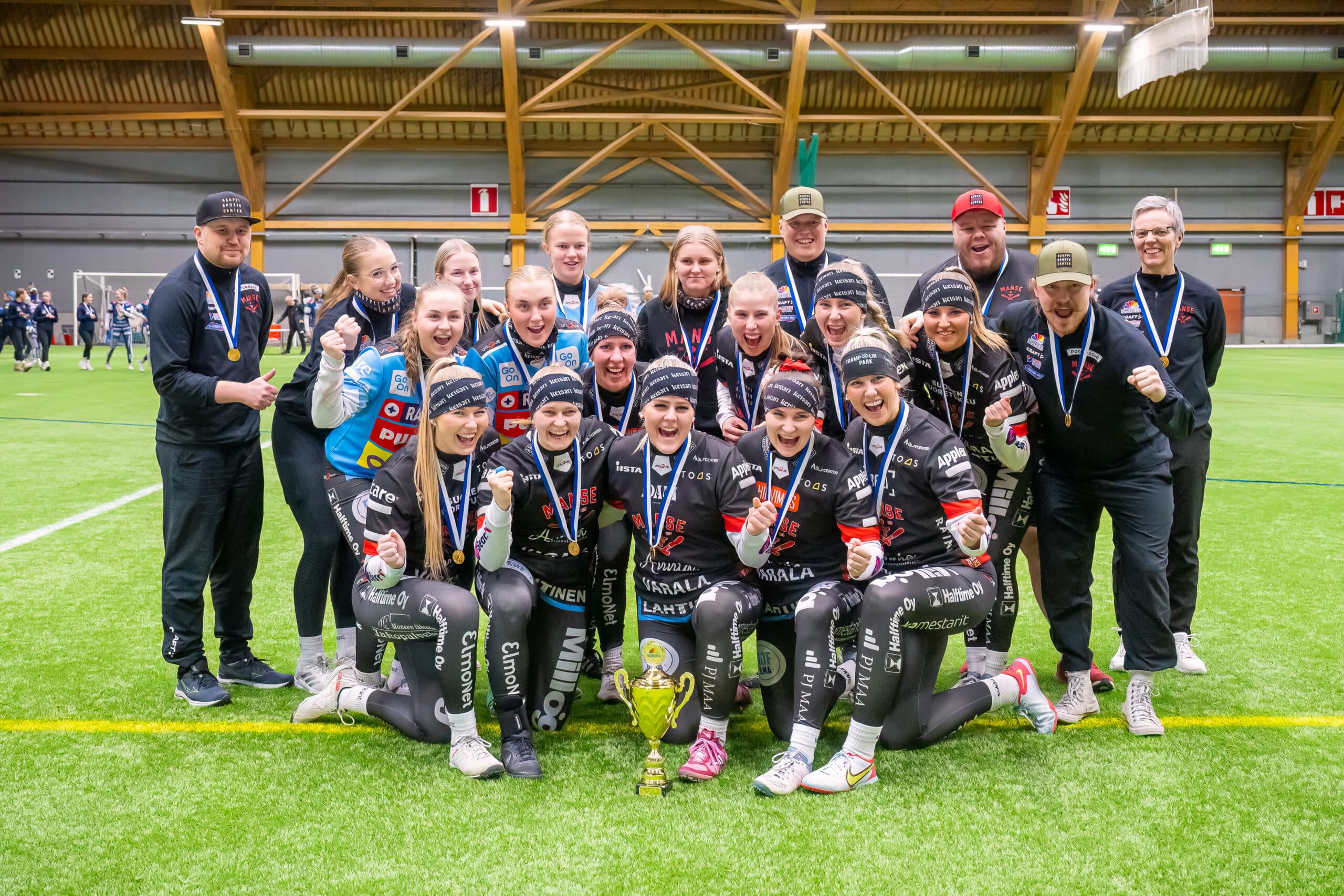 Superpesis kaudella 2025. Tältä sivulta muun muassa löydät joukkueet, tv-tiedot ja pelaajabudjetit. Kuvassa Manse PP:n naisten joukkue.