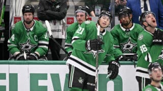 Jason Robertson kuvattuna Dallas Starsin vaihtoaition edessä huhtikuussa 2025.
