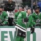 Jason Robertson kuvattuna Dallas Starsin vaihtoaition edessä huhtikuussa 2025.