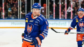 Veli-Matti Savinainen kuvattuna Tapparan paidassa keväällä 2024.