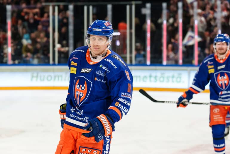 Veli-Matti Savinainen kuvattuna Tapparan paidassa keväällä 2024.