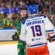 Veli-Matti Savinainen pelaamassa Tapparan paidassa pudotuspeleissä 2025.