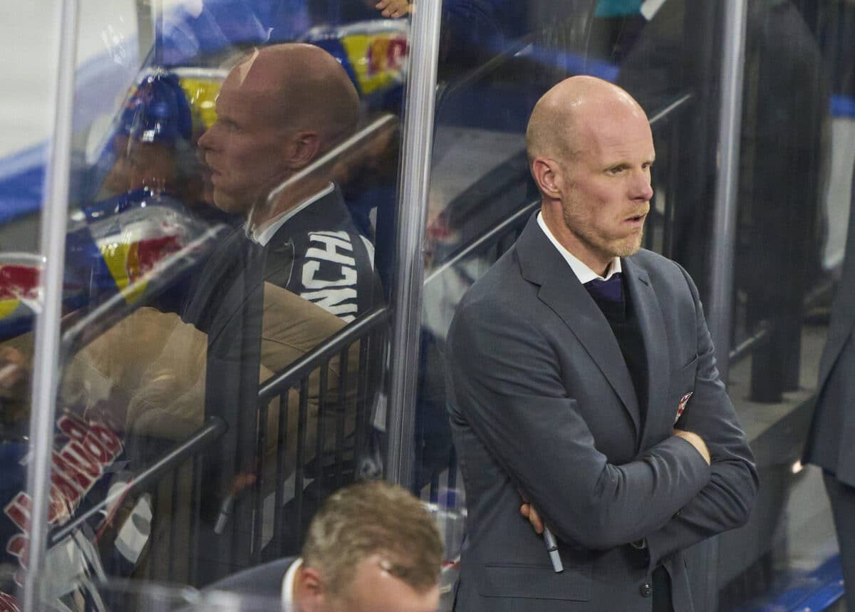 Toni Söderholm kuvattuna Red Bull Munchenin penkin takana syksyllä 2024.