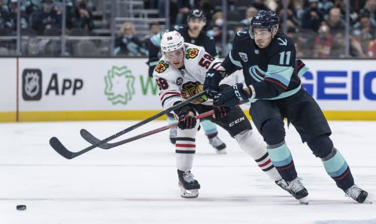 Alexander True kuvattuna Seattle Krakenin ja Chicago Blackhawksin välisessä NHL-ottelussa tammikuussa 2022.