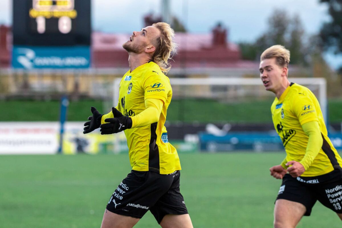 Jasse Tuominen tuuletti kaudella 2023 KuPSin paidassa.