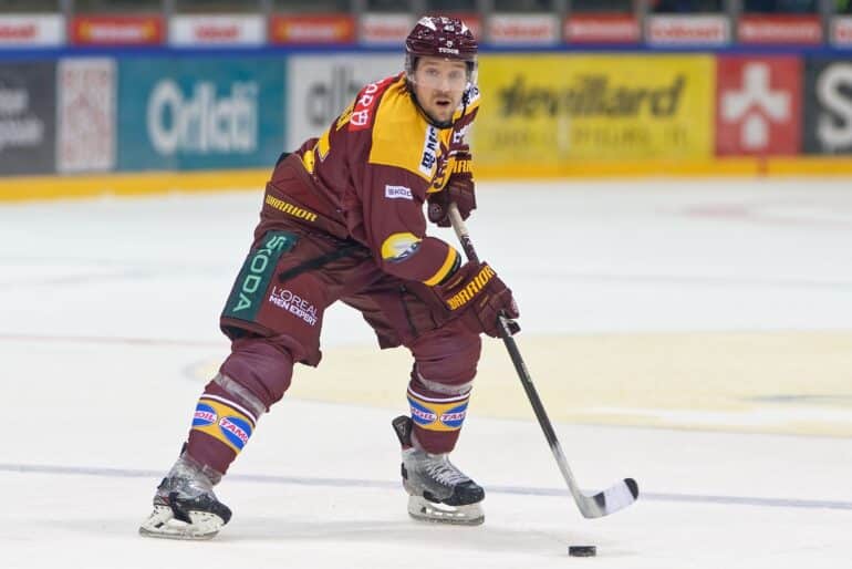 Geneva, Switzerland, February 21 2025 : Sami Vatanen (45 Geneve Servette HC) controls the puck (action) during the National League game between Geneve Servette HC and HC Ambri Piotta at Les Vernets in Geneva, Switzerland (Giuseppe Velletri / SPP)