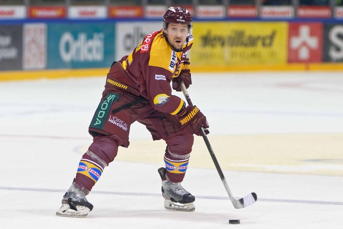Geneva, Switzerland, February 21 2025 : Sami Vatanen (45 Geneve Servette HC) controls the puck (action) during the National League game between Geneve Servette HC and HC Ambri Piotta at Les Vernets in Geneva, Switzerland (Giuseppe Velletri / SPP)