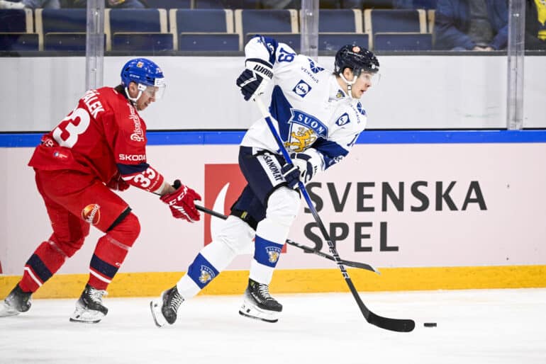 epa11142009 The Czech Republic's Jan Kostalek (L) and Finland's Henrik Borgstrom in action during the Beijer Hockey Games (Euro Hockey Tour) ice hockey match between Finland and the Czech Republic at Lofbergs Arena in Karlstad, Sweden, 10 February 2024.  EPA-EFE/Pontus Lundahl SWEDEN OUT