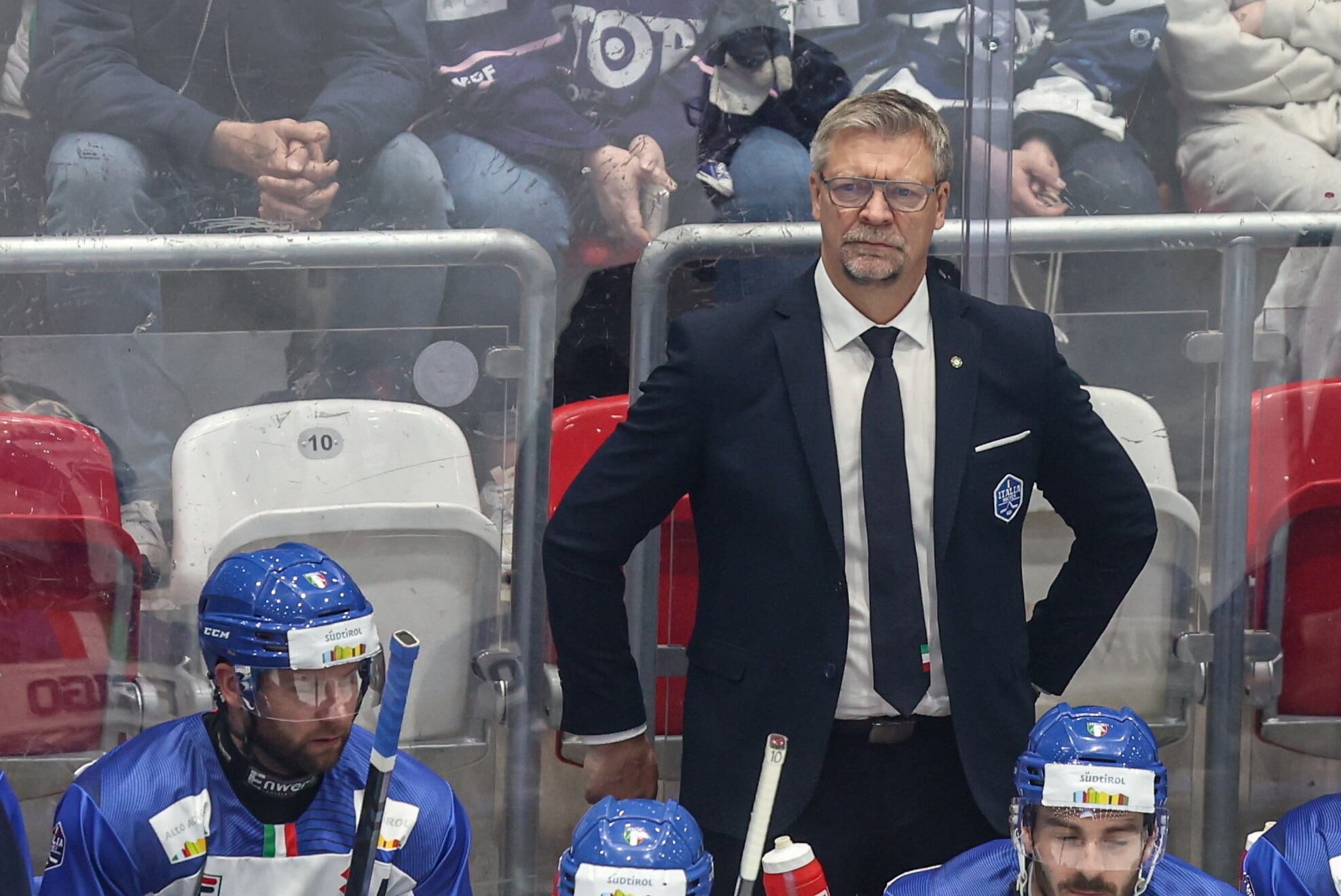 Jääkiekon MM-kisat 2026 järjestetään Sveitsissä Zürichissä ja Fribourgissa 15.–31. toukokuuta. Kuvassa Italian päävalmentaja Jukka Jalonen.