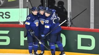 epa12092747 Finland's Juuso Parssinen (#61, C) celebrates with Atro Leppanen and Eeli Tolvanen after scoring 4-3 during the IIHF Ice Hockey World Championship group A match between Finland and France at Avicii Arena in  Stockholm, Sweden, 11 May 2025.  EPA-EFE/CHRISTINE OLSSON SWEDEN OUT