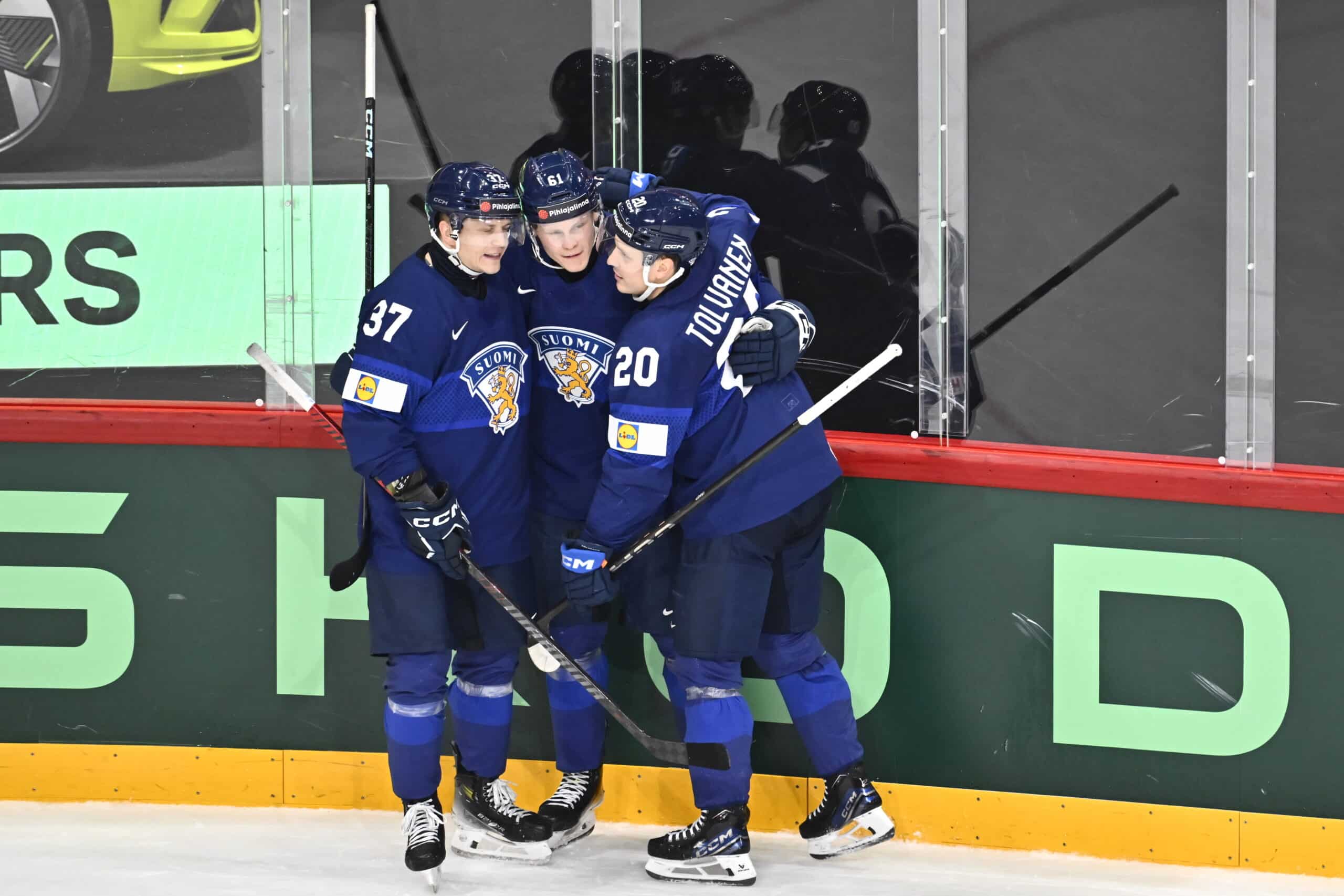epa12092747 Finland's Juuso Parssinen (#61, C) celebrates with Atro Leppanen and Eeli Tolvanen after scoring 4-3 during the IIHF Ice Hockey World Championship group A match between Finland and France at Avicii Arena in Stockholm, Sweden, 11 May 2025. EPA-EFE/CHRISTINE OLSSON SWEDEN OUT