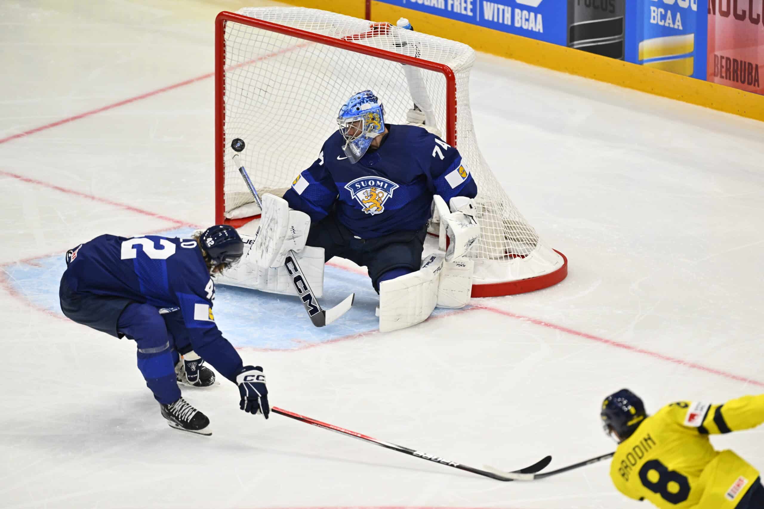 epa12094971 Sweden's Jonas Brodin (R, partially seen) scores the 2-0 goal against Finland's goalkeeper Juuse Saros (C) during the IIHF Ice Hockey World Championship group A match between Finland and Sweden, in Stockholm, Sweden, 12 May 2025.  EPA-EFE/Anders Wiklund  SWEDEN OUT
